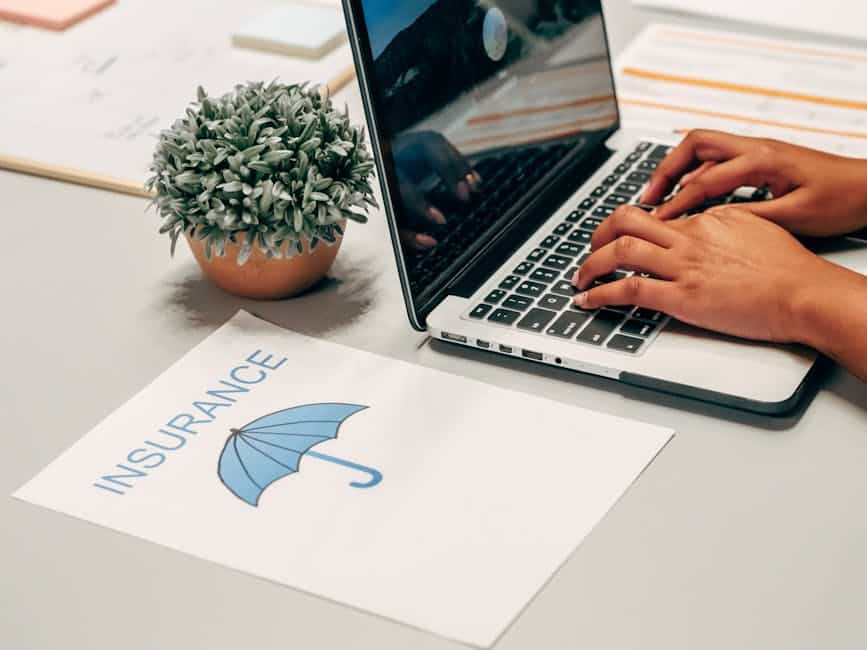 Viajante comparando opções de seguro viagem no notebook antes de contratar pelo Banco Inter