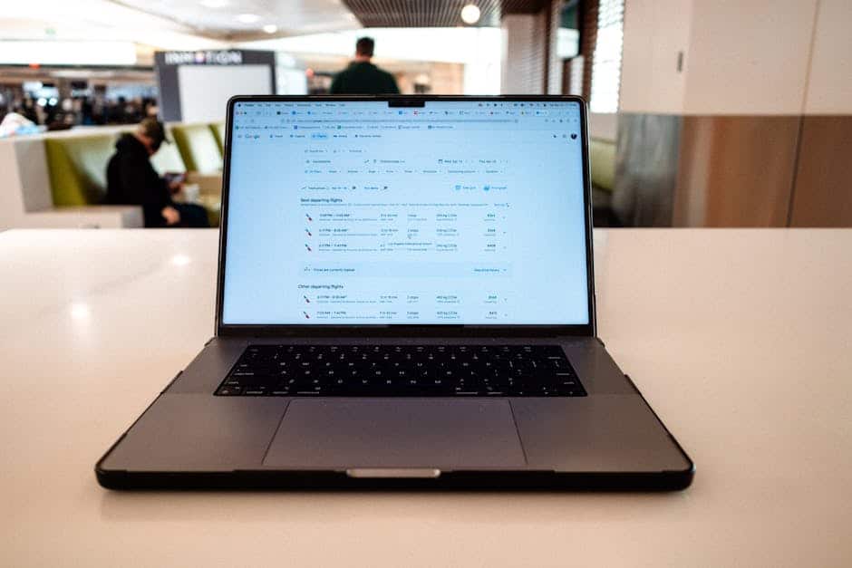 Viajante contratando seguro viagem online antes de embarcar
