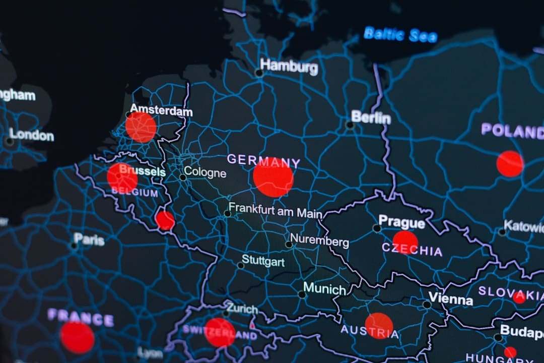 Viajante pesquisando alertas de segurança e mapa de destino instável antes da viagem