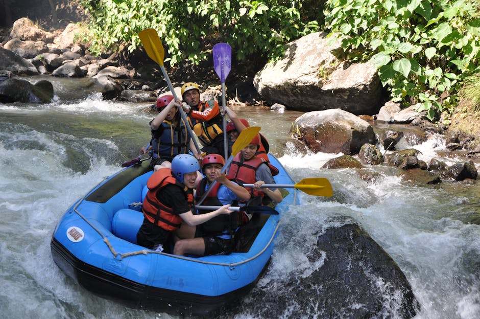 Viajante praticando esporte radical de aventura como escalada ou rafting no exterior