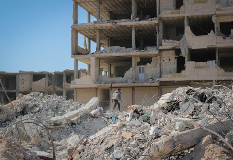 Seguro viagem cobre guerra? 2026: entenda a exclusão e o que fazer