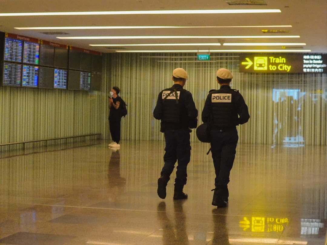 Viajante em situação de emergência buscando apoio consular durante conflito no exterior