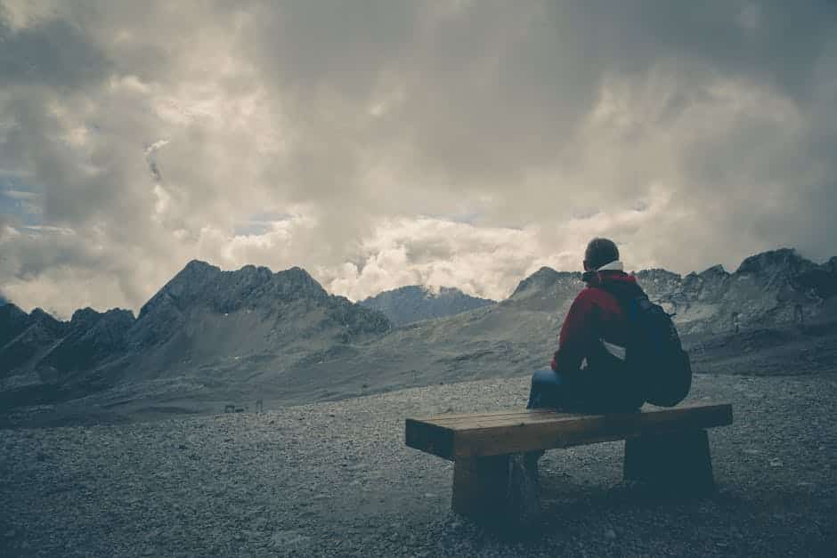 Viajante solo com mochila em destino remoto e isolado no exterior
