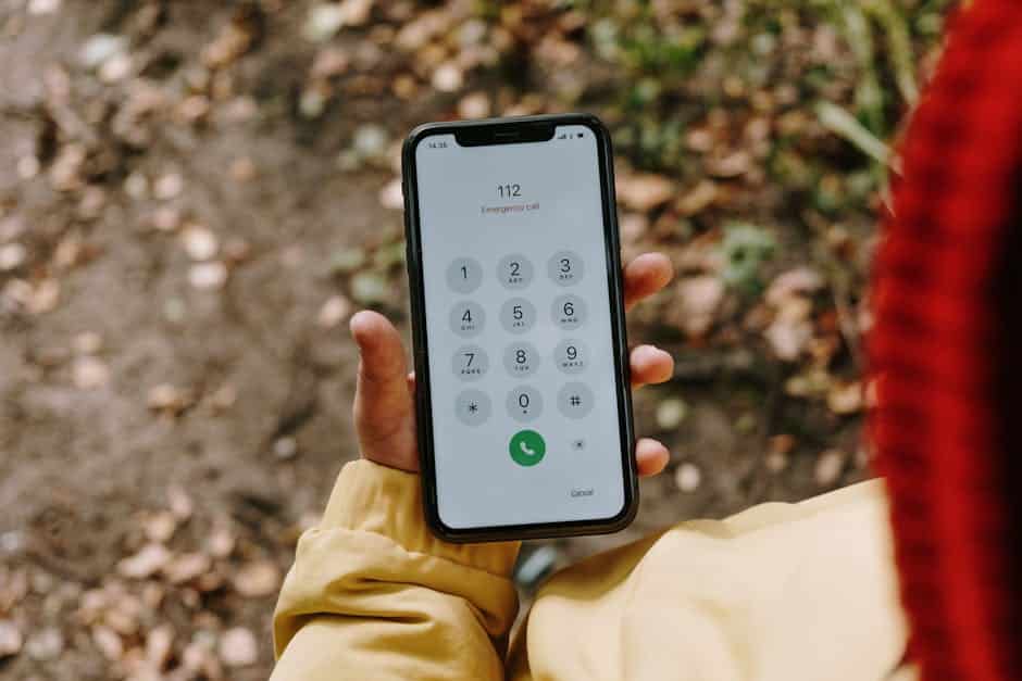 Viajante ao telefone acionando central de assistência do seguro viagem no exterior