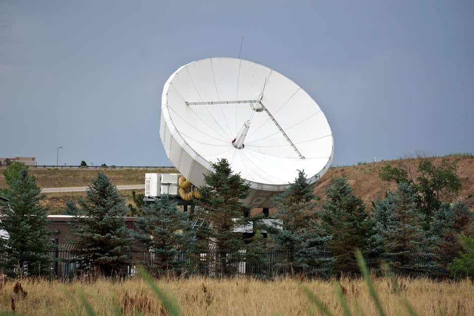 Viajante utilizando comunicador via satélite em área remota sem sinal de celular para acionar assistência de emergência